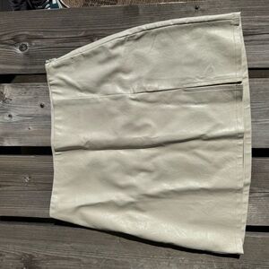 Le Lis Cream Mini Skirt